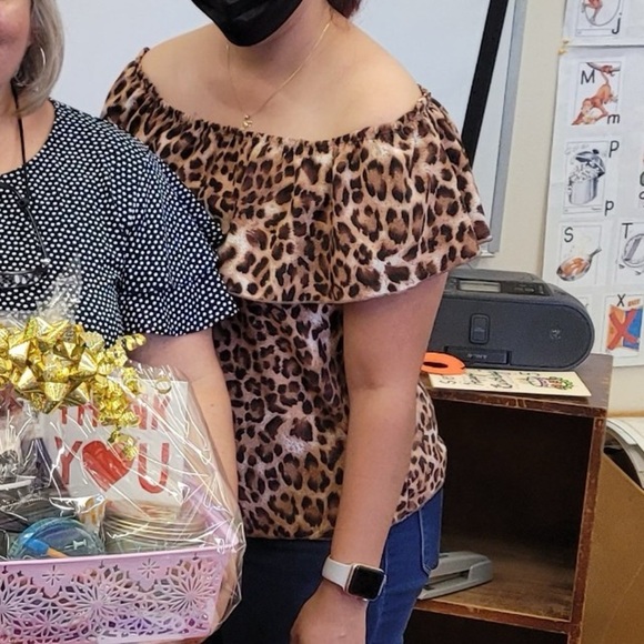 Cheetah off the shoulder blouse Large - Picture 4 of 4